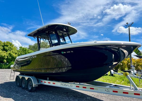 Robalo R272-CENTER-CONSOLE image