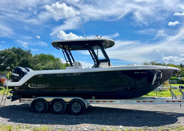 Robalo R272-CENTER-CONSOLE image