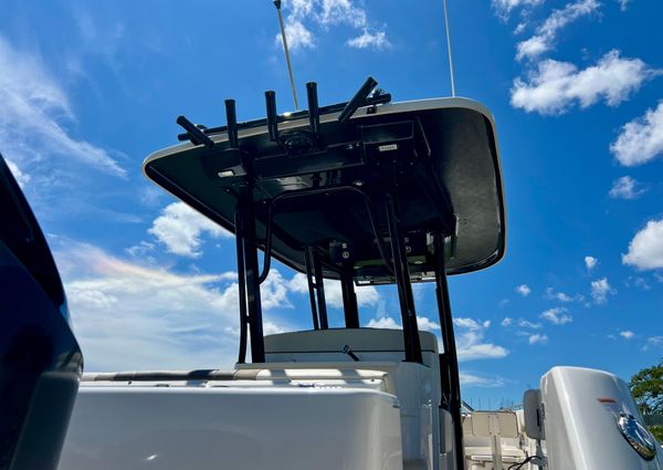 Robalo R272-CENTER-CONSOLE image