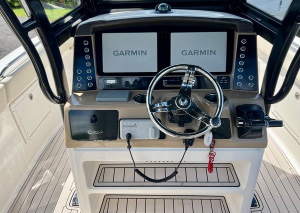 Robalo R272-CENTER-CONSOLE image