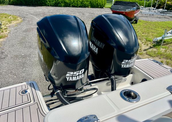 Robalo R272-CENTER-CONSOLE image