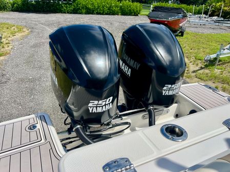 Robalo R272-CENTER-CONSOLE image