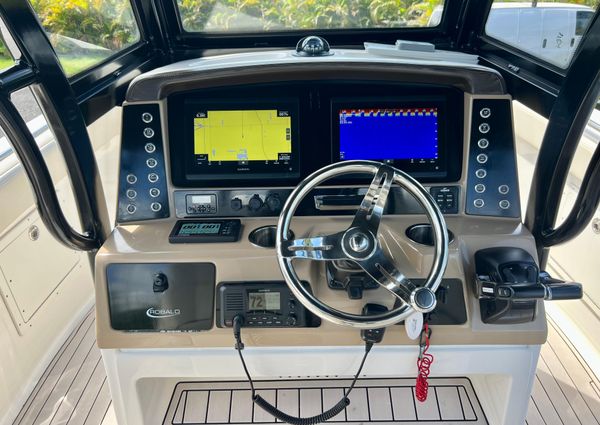 Robalo R272-CENTER-CONSOLE image