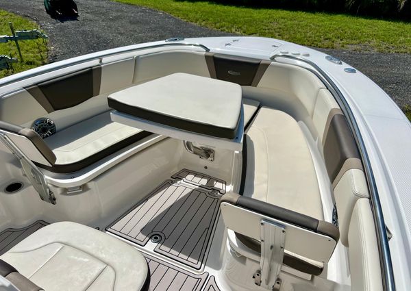 Robalo R272-CENTER-CONSOLE image