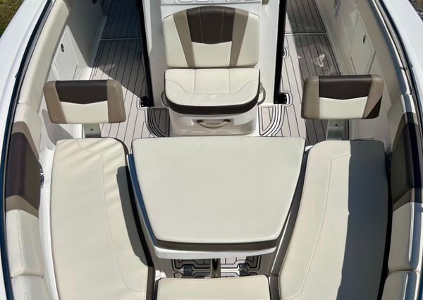 Robalo R272-CENTER-CONSOLE image