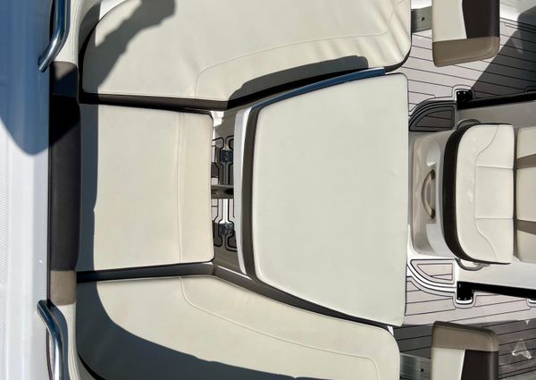 Robalo R272-CENTER-CONSOLE image