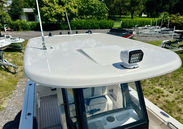 Robalo R272-CENTER-CONSOLE image