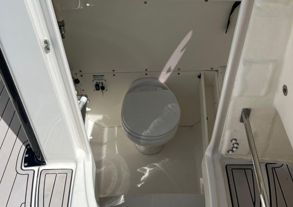 Robalo R272-CENTER-CONSOLE image