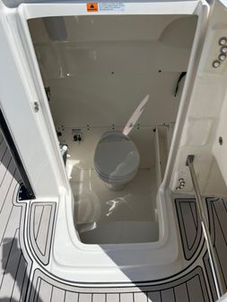 Robalo R272-CENTER-CONSOLE image