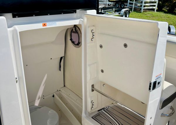 Robalo R272-CENTER-CONSOLE image