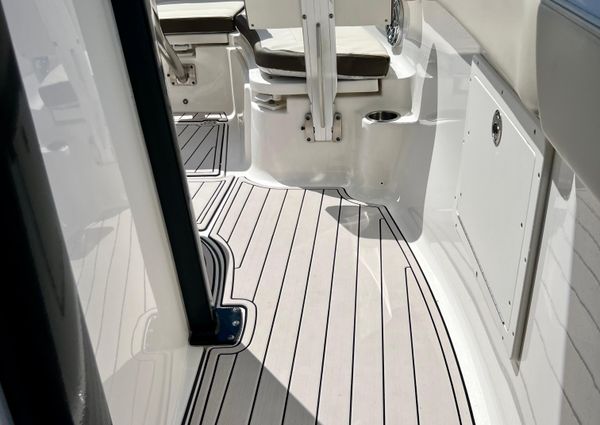 Robalo R272-CENTER-CONSOLE image