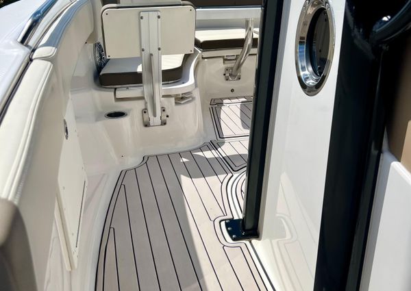 Robalo R272-CENTER-CONSOLE image