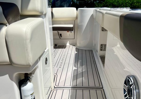 Robalo R272-CENTER-CONSOLE image