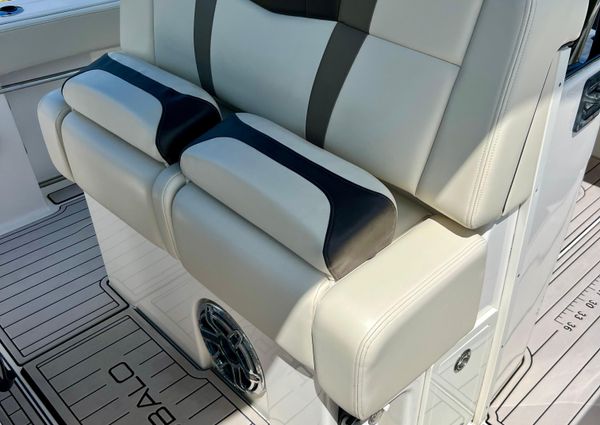 Robalo R272-CENTER-CONSOLE image