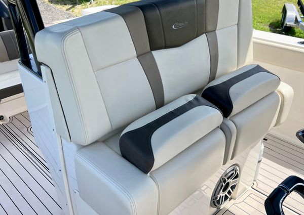 Robalo R272-CENTER-CONSOLE image