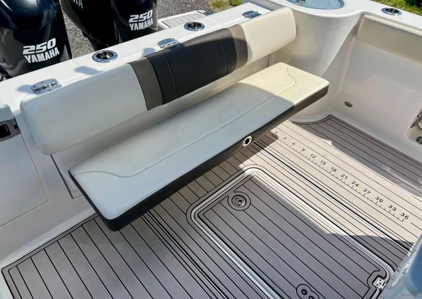 Robalo R272-CENTER-CONSOLE image