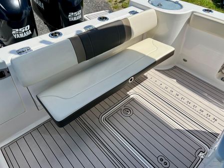 Robalo R272-CENTER-CONSOLE image