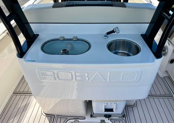 Robalo R272-CENTER-CONSOLE image