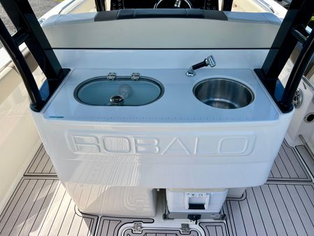 Robalo R272-CENTER-CONSOLE image