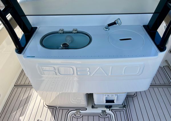 Robalo R272-CENTER-CONSOLE image