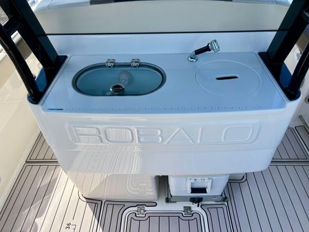 Robalo R272-CENTER-CONSOLE image