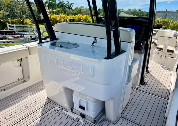 Robalo R272-CENTER-CONSOLE image