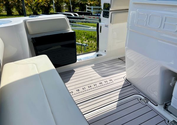 Robalo R272-CENTER-CONSOLE image