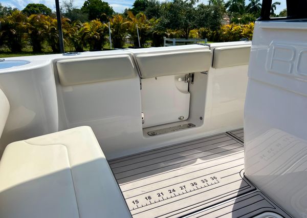 Robalo R272-CENTER-CONSOLE image