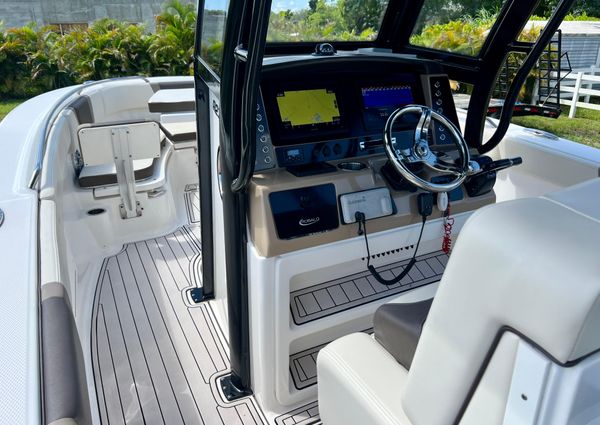 Robalo R272-CENTER-CONSOLE image