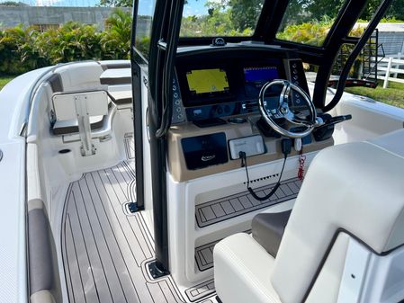 Robalo R272-CENTER-CONSOLE image