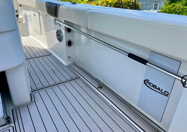 Robalo R272-CENTER-CONSOLE image