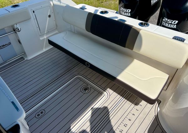 Robalo R272-CENTER-CONSOLE image