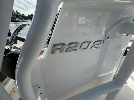 Robalo R202 Explorer image