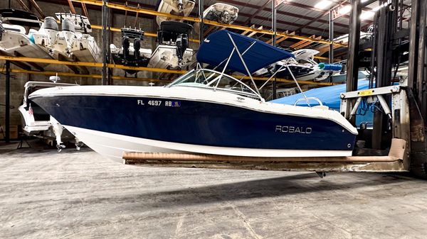 Robalo R207 Dual Console 