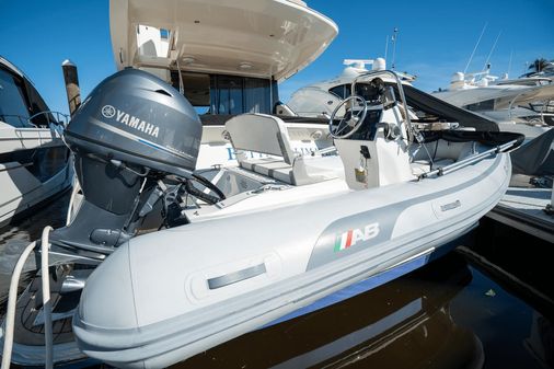 Sea Ray 590 FLY image