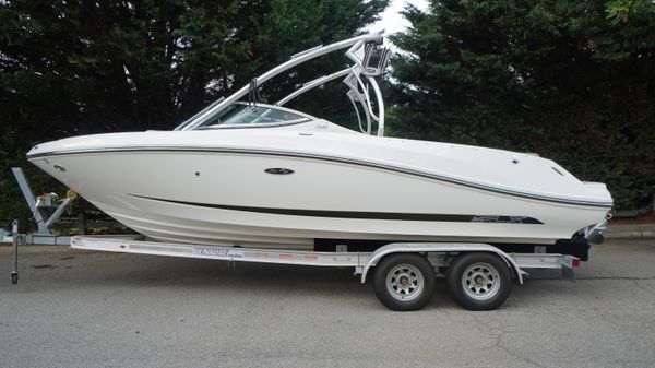 Sea Ray 230 SLX 