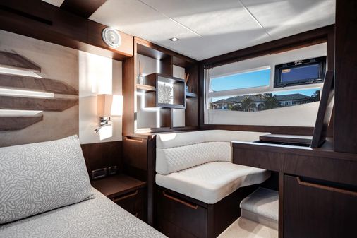 Galeon 560 Fly image