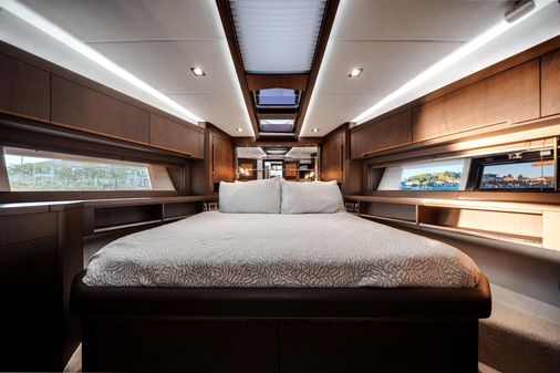 Galeon 560 Fly image