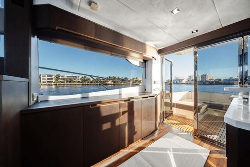 Galeon 560 Fly image