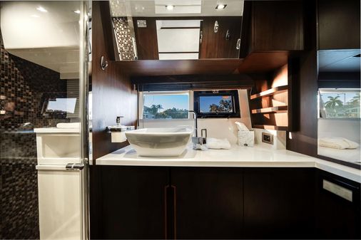 Galeon 560 Fly image