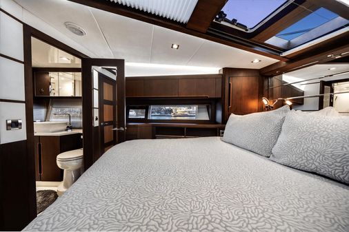 Galeon 560 Fly image