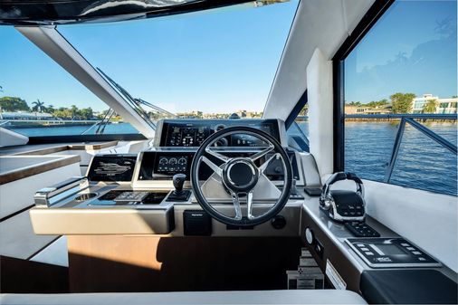 Galeon 560 Fly image