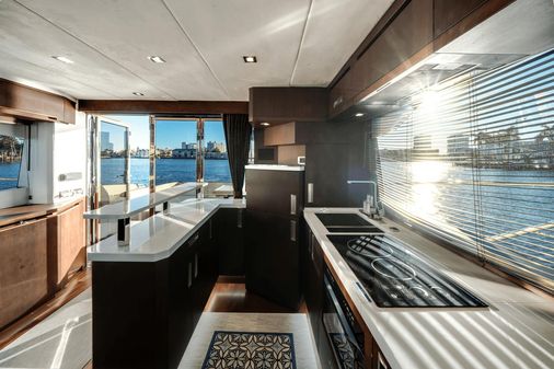 Galeon 560 Fly image