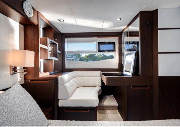 Galeon 560 Fly image