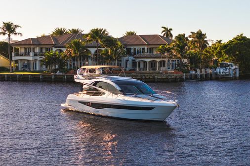 Galeon 560 Fly image