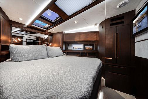 Galeon 560 Fly image