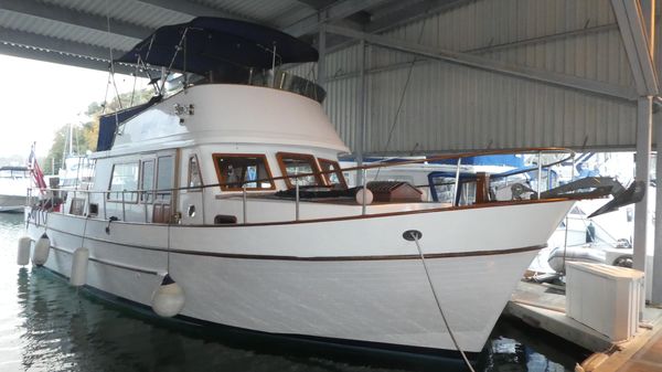 Marine Trader 41 Tri-Cabin 