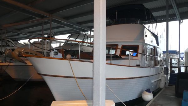 Marine-trader 41-TRI-CABIN image