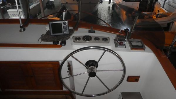 Marine-trader 41-TRI-CABIN image