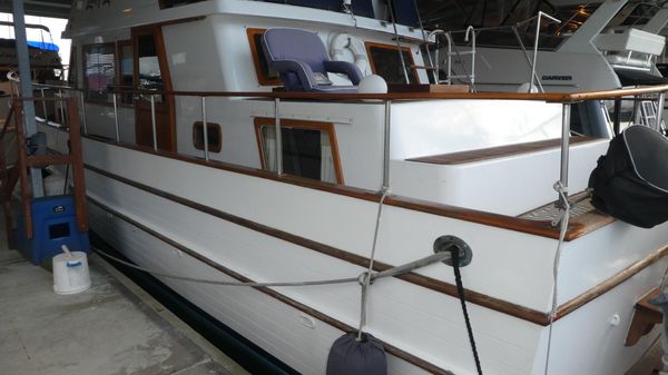 Marine-trader 41-TRI-CABIN image